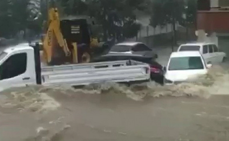 Adana'da sel suları araçları sürükledi