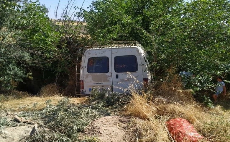 El freni çekilmeyen minibüs dereye uçtu 