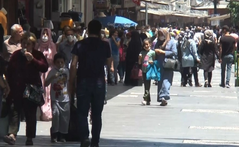 Gaziantepliler ne salgını ne de sıcak havayı dinliyor