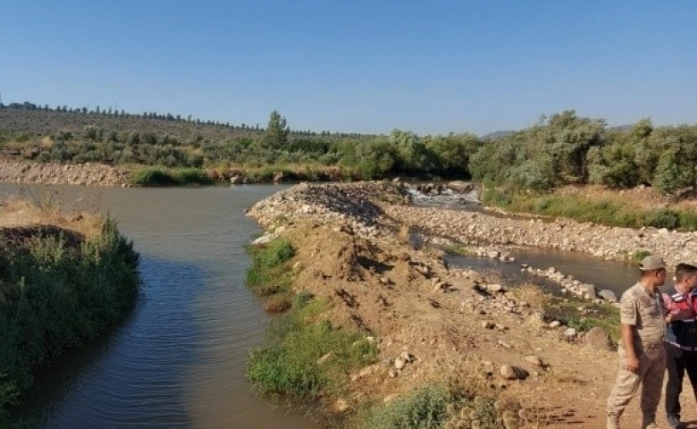 Serinlemek için dereye giren üç kişi boğularak öldü