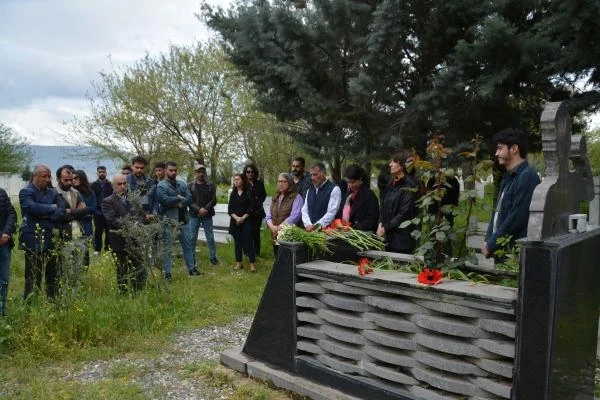 Yeşil Sol Parti Antep milletvekili adayları, Ali Deniz Uzatmaz'ı mezarı başında andı