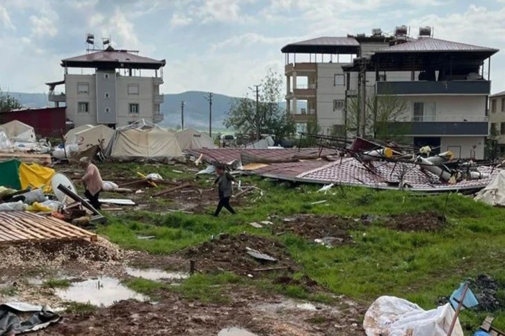 Pazarcık'ta fırtına çatıları uçurdu: 4 yaralı