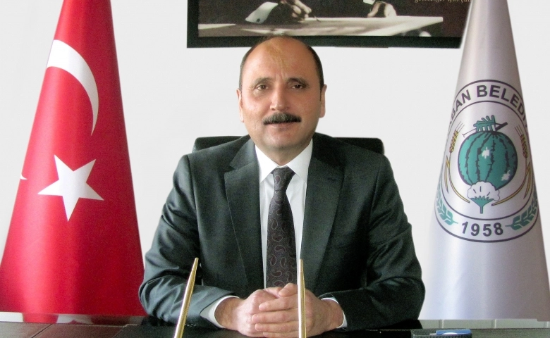 Hasan Doğru'ya rozetini Numan Kurtulmuş taktı