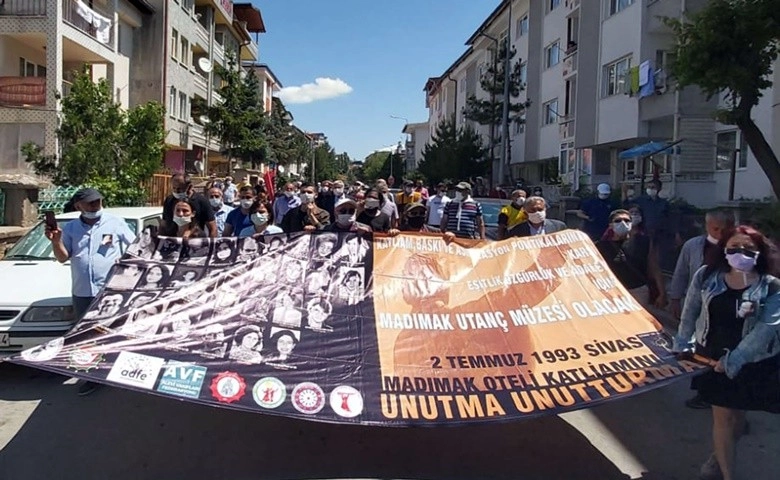 Sivas katliamında öldürülenler Madımak Oteli önünde anıldı