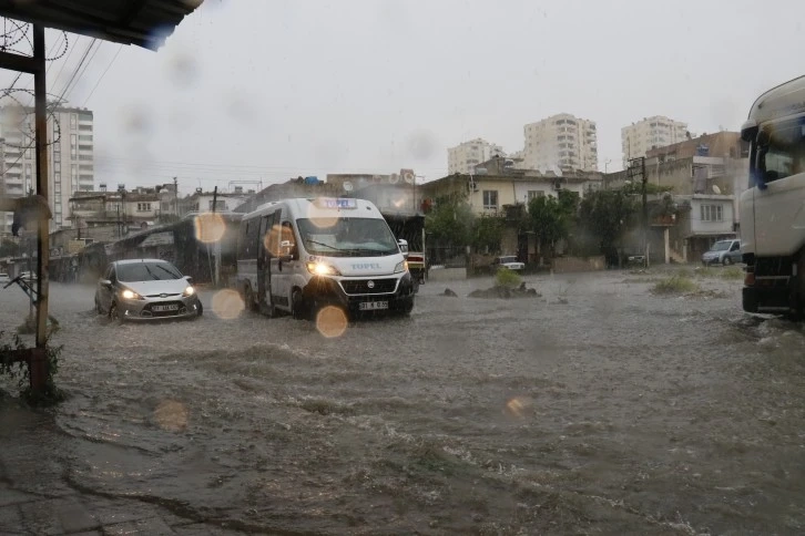 Adana’da sağanak ve dolu sele neden oldu, yollar su altında kaldı