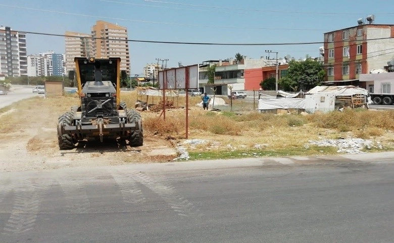 Mersin’deki metruk ve mezbele haline gelen boş araziler temizleniyor