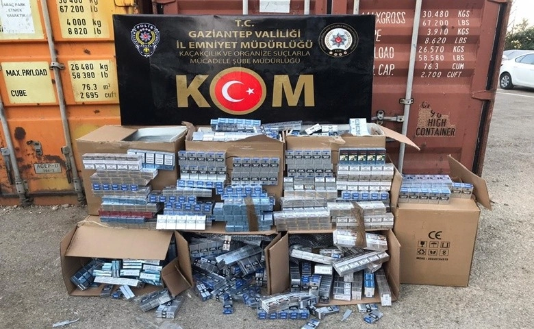 Kargo aktarım merkezinde 4 bin 300 paket kaçak sigara ele geçirildi  