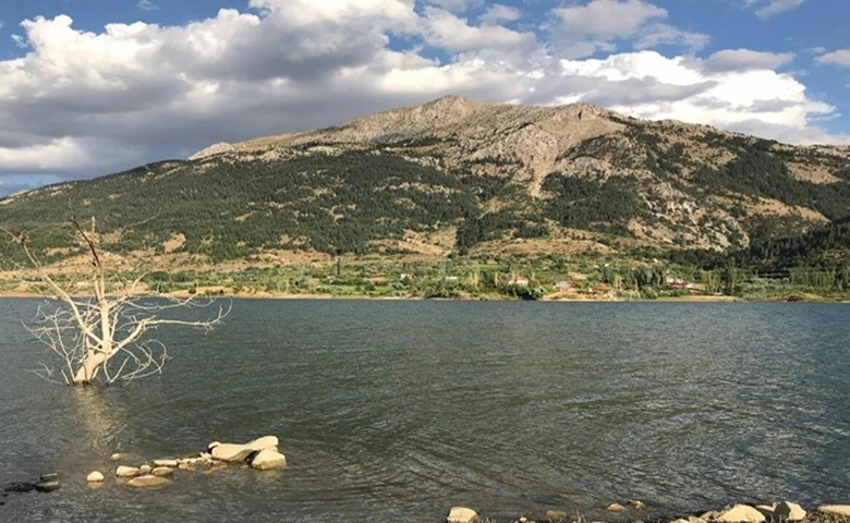 Sular altında kalan köy, fotoğrafçıların ilgi odağı oldu  