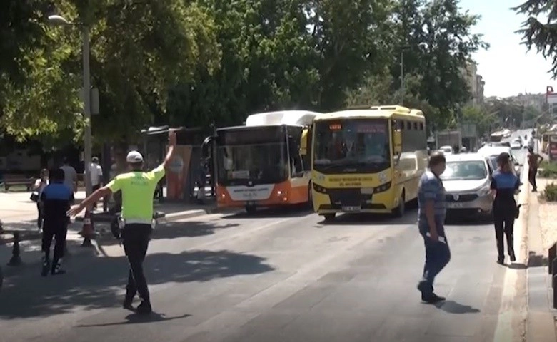 Polis ekiplerinden yaya öncelikli trafik bilgilendirmesi  