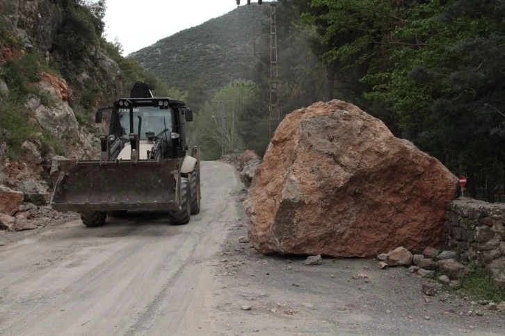 Deprem Sonrası Hatay'da Büyük Yıkım: Devamlı Kayalar Düşüyor