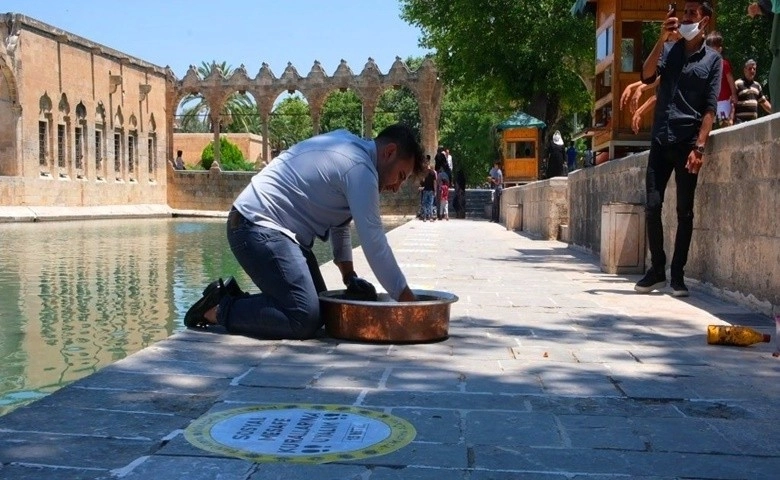 Adana’dan gelip Balıklıgöl’de çiğköfte yoğurdu  