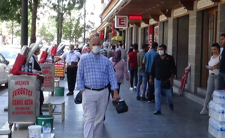 Korana vakalarının yüksek olduğu Diyarbakır'da kurallar hiçe sayılıyor