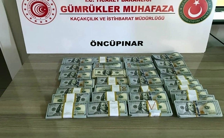 Suriye'ye kaçırılmak istenen 300 bin ABD Doları ele geçirildi 