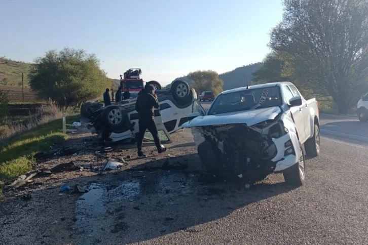 Korkunç kaza can pazarı yaşandı, kamyonet ile otomobil çarpıştı: 7 yaralı