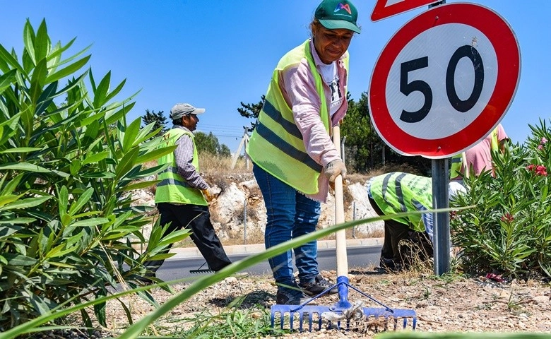 Park ve Bahçeler ekipleri, Erdemli’de refüjleri temizledi