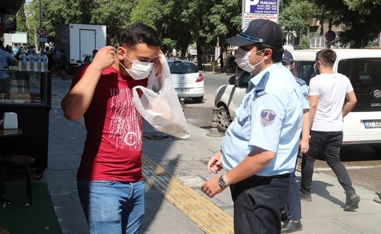 Vaka sayısı artan Gaziantep'te sokak sokak maske denetimi yapıldı