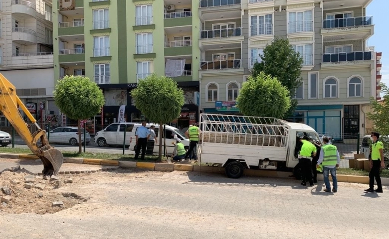 Kamyonet yol çalışması yapan işçilerin arasına daldı