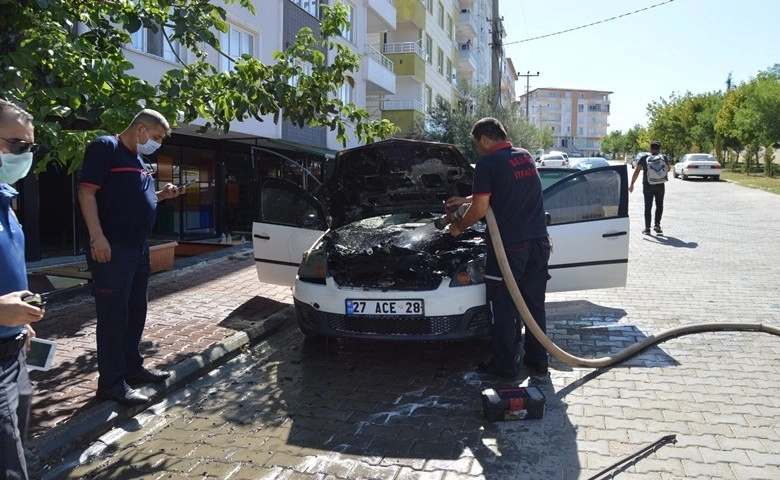 Besni'de park halindeki otomobil alev aldı  