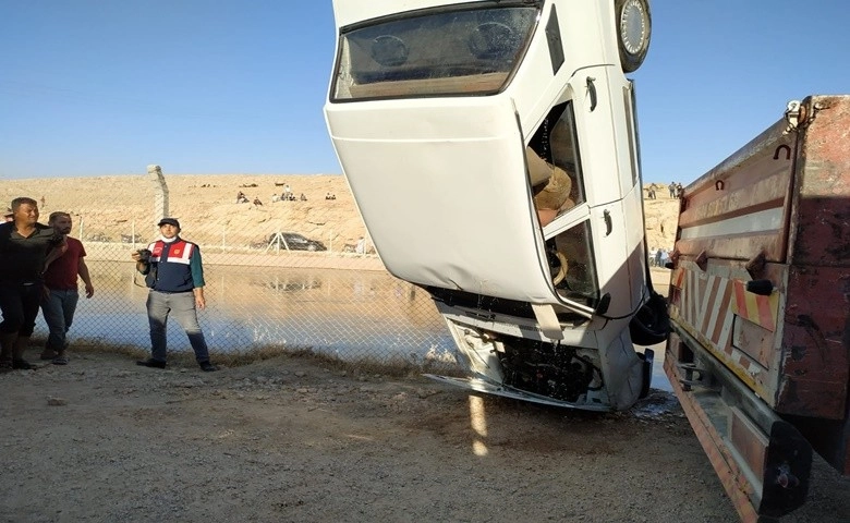 Otomobil sulama kanalına devrildi, 2 kişi boğuldu  