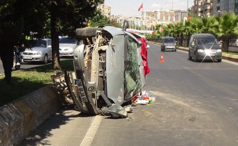 Çocuğa çarpmamak için refüje çarptı