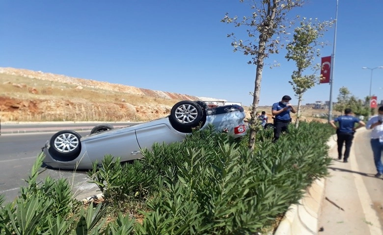   Orta refüje çarpan otomobil takla attı: 2 yaralı  