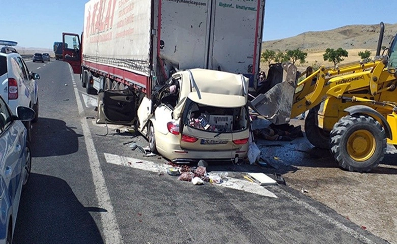 Gurbetçi ailenin otomobili tıra çarptı: 5 ölü