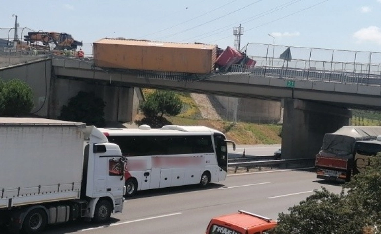 TEM Otoyolu üzerinde devrilen TIR köprüde asılı kaldı