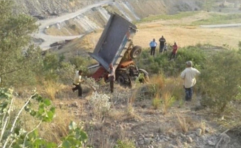 Freni patlayan traktör şarampole devrildi: 3 yaralı  