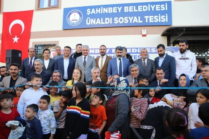 Tahmazoğlu'nun katılımıyla Ünaldı Mahallesinde yapılan sosyal tesisisin açılışı yapıldı