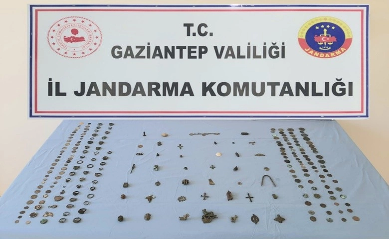 225 adet tarihi eseri satmaya çalışırken yakalandılar