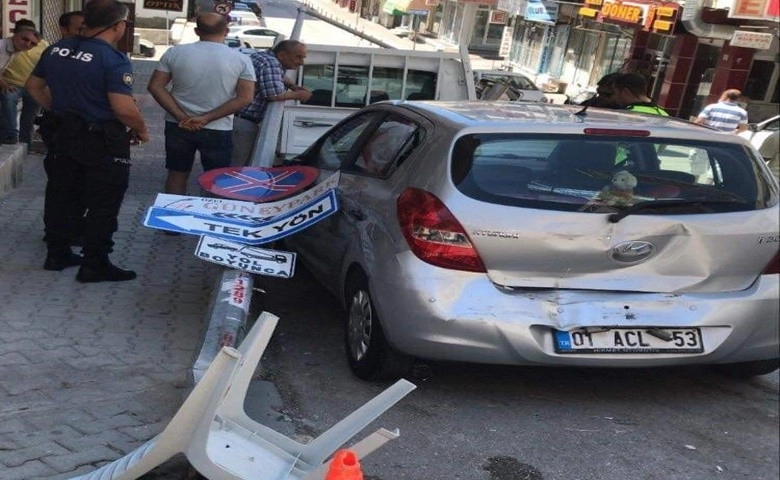 Freni boşalan kamyonet park halindeki otomobile çarptı  