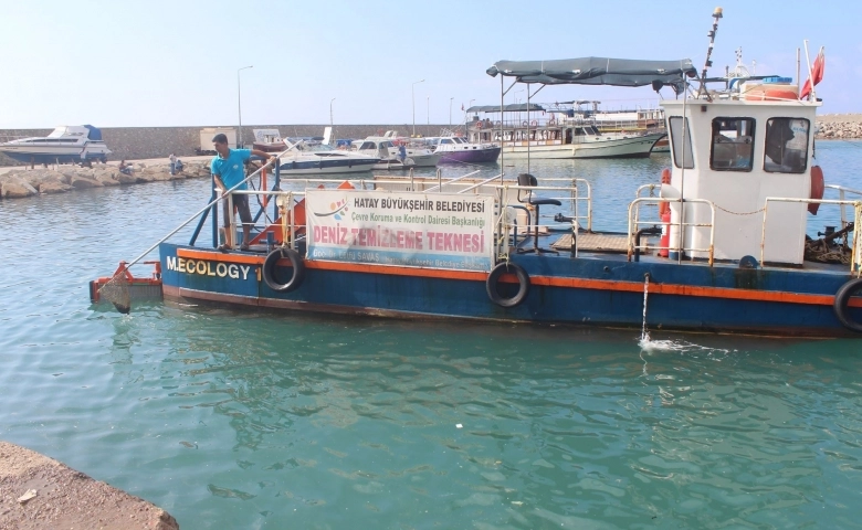 Hatay sahillerindeki yüzlerce atık temizleniyor