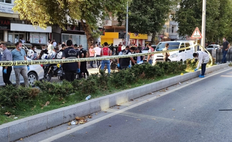 Trafikte çıkan kavgada  polis dehşet saçtı: 1 ölü, 1 yaralı