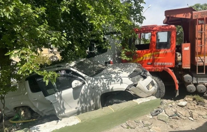 Birecik'te Freni patlayan kamyon,dehşet saçtı 1'i ağır 3 yaralı