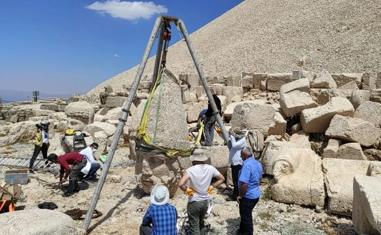 Adıyaman Nemrut Dağı’ndaki 2 bin 60 yıllık heykel kurtarıldı