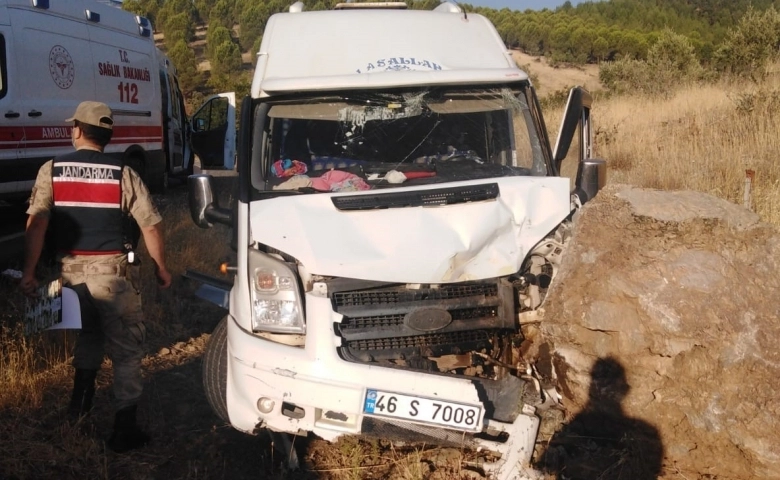 Tarım işçilerini taşıyan minibüs kaza yaptı: 11 yaralı