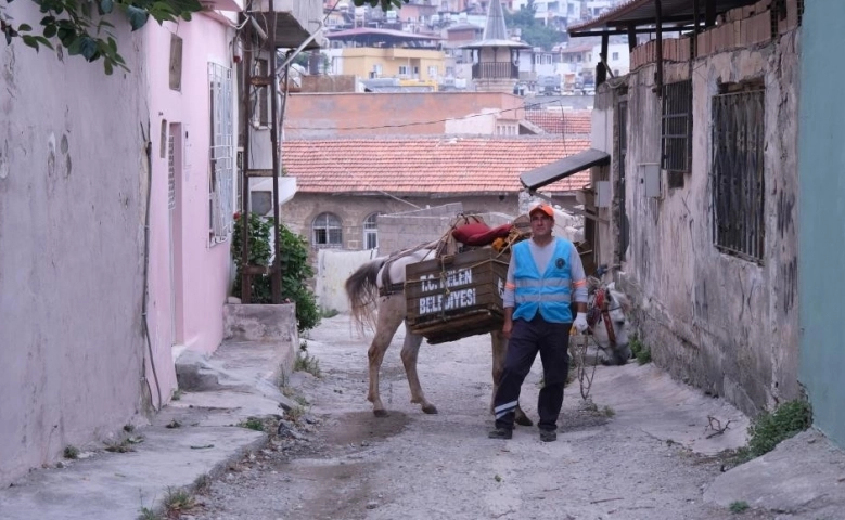 Belen ilçesinde sokaklarda çöp toplama işleri atlarla yapılıyor