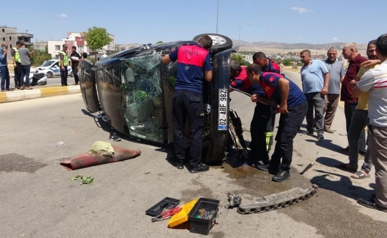 Adıyaman'da Hafif ticari araç takla atarak karşı şeride geçti: 1 yaralı