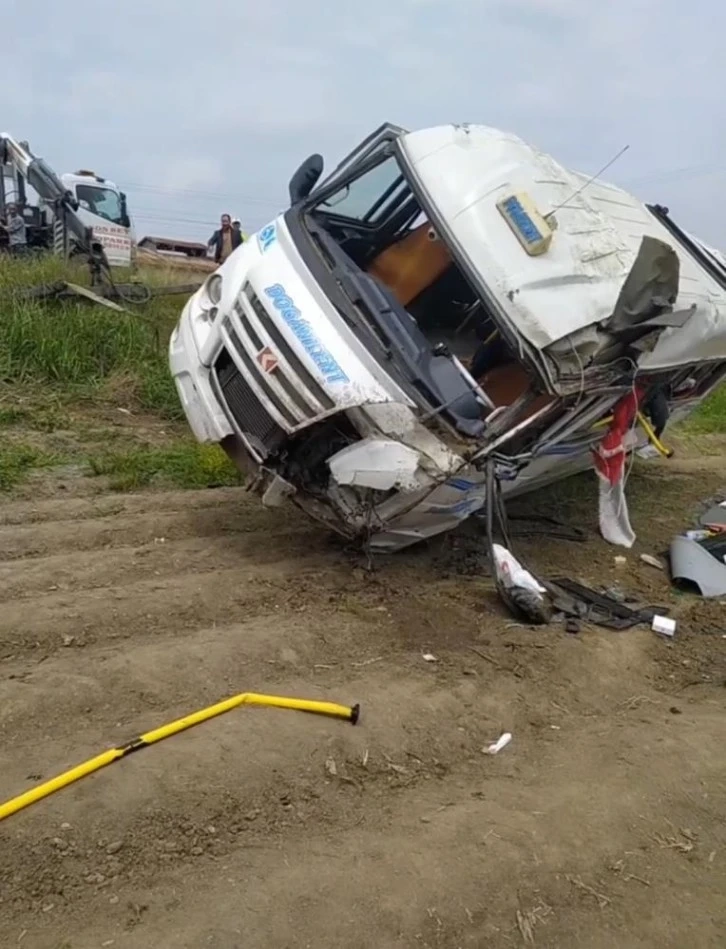 Adana'da Minibüs ile kamyon çarpıştı: 10 yaralı   