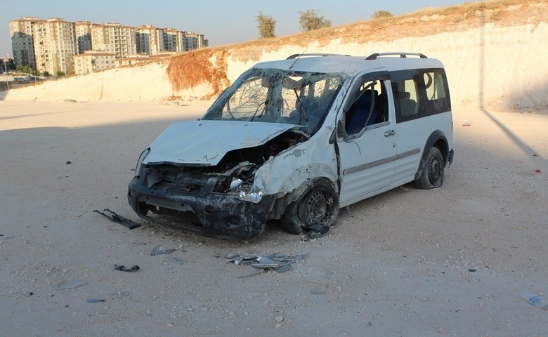 Gaziantep'te Defalarca takla atan araçtan sağ çıktılar