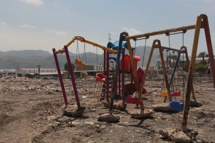 Hatay'da yüzlerce Kişiye  Mezer olan konutlardan,geriye oyun parkı kaldı