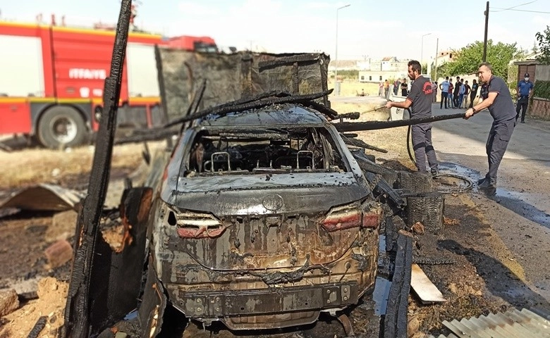 Garajdaki yangın otomobilden geriye demir yığını bıraktı