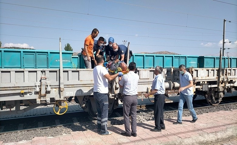 Yaralıyı yük treniyle ambulansa ulaştırdılar  