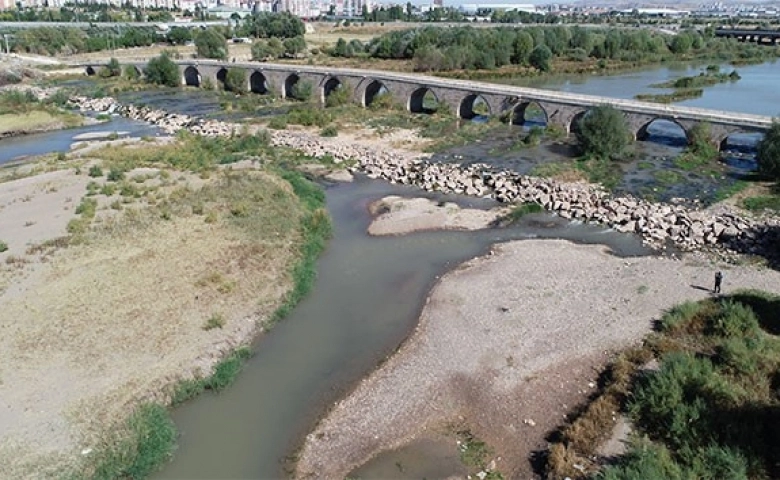 Kızılırmak'ta su seviyesi düşüşü korkutuyor