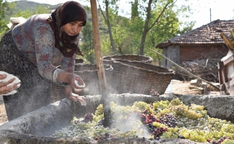 Çiftçinin pekmez sezonu, pekmezlerin tadına doyulmuyor