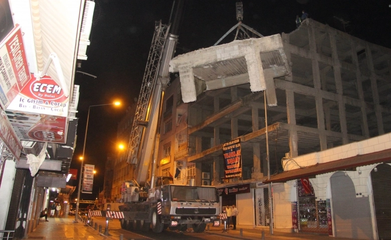 Kilis'te çürük binaya gece yıkımı  