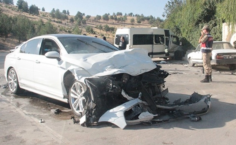 Otomobil işçi servisine çarptı: 15 yaralı