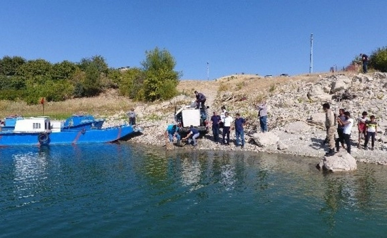 Gölet ve baraja yavru balık bıraktılar