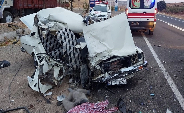 Şanlıurfa - Gaziantep kara yolunda trafik kazası : 2 ölü, 1 yaralı  