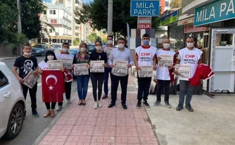 Mersin’de CHP’liler Cumhuriyetin özel sayısını halka dağıttı